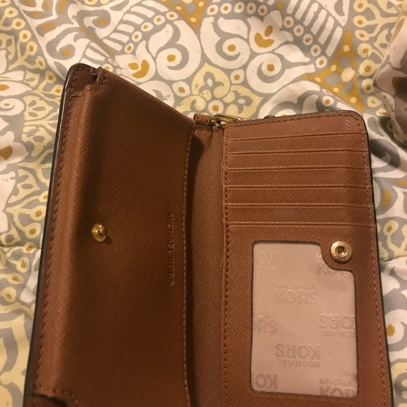 Michael Kors wristlet - Picture 1 of 2